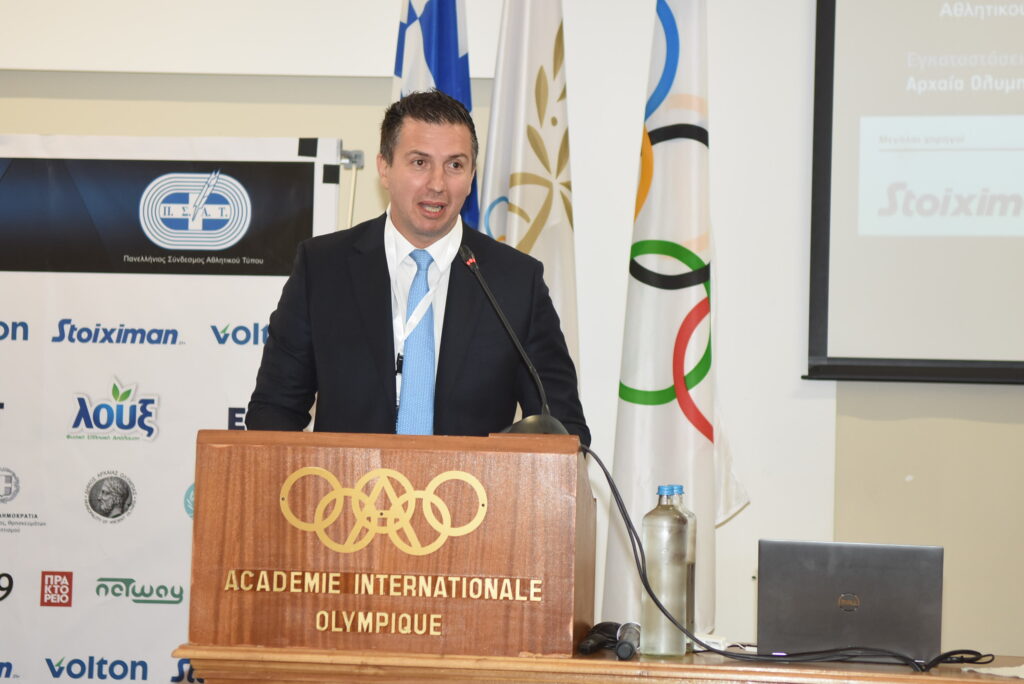 Ο Γ.Γ. Ενημέρωσης και Επικοινωνίας, Δημήτρης Κιρμικίρογλου, τόνισε ότι οφείλουμε να προστατεύσουμε την αξιοπιστία και την αυθεντικότητα της αθλητικής δημοσιογραφίας