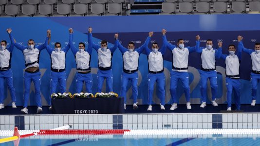 epa09405729 Players of Greece celebrate winning the  silver medals on the podium during the Men's water polo medal ceremony at the Tokyo 2020 Olympic Games at the Tatsumi Water Polo Centre in Tokyo, Japan, 08 August 2021.  EPA/PATRICK B. KRAEMER